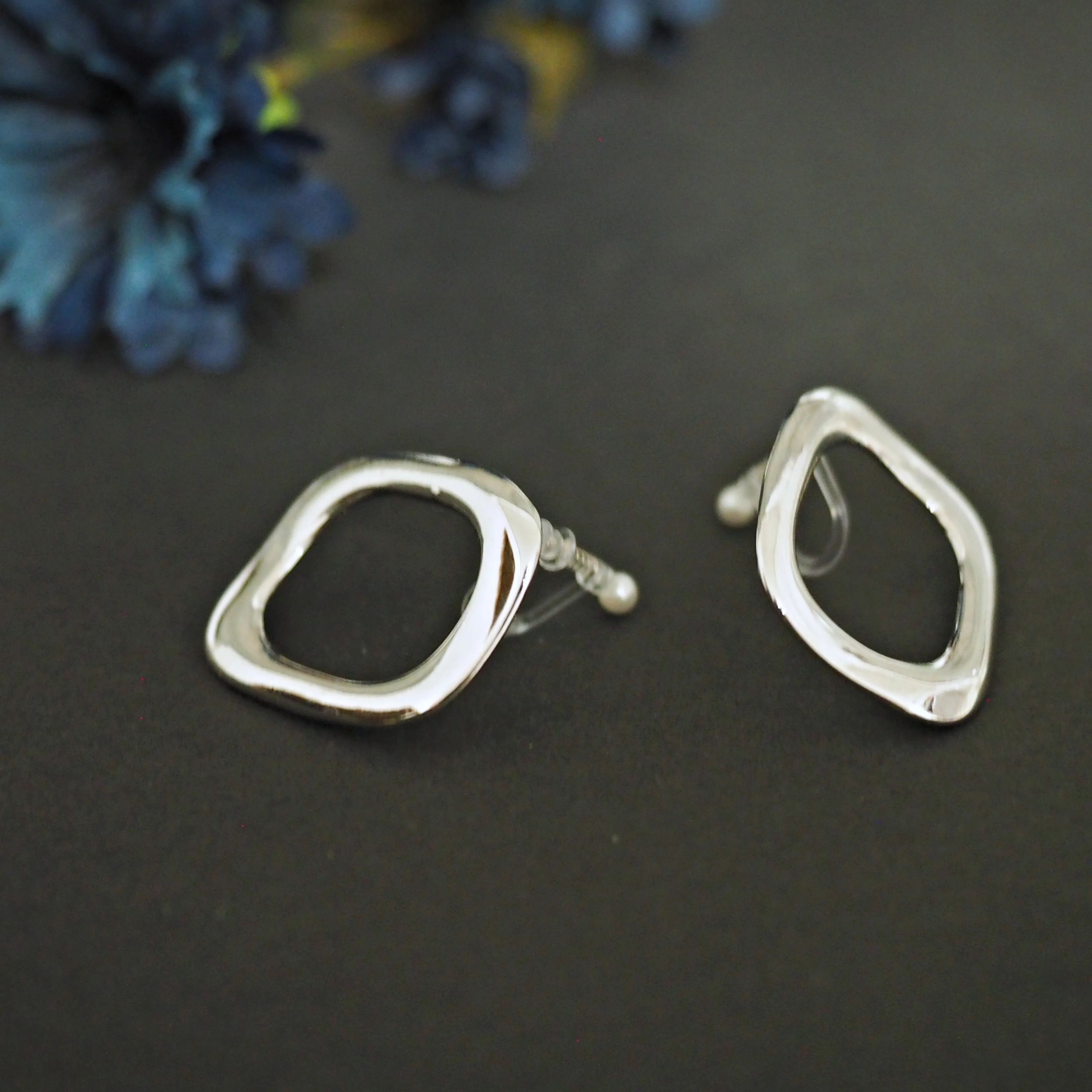 Gold / Silver Organic-Shaped Hoop 30mm Invisible Clip On Earrings