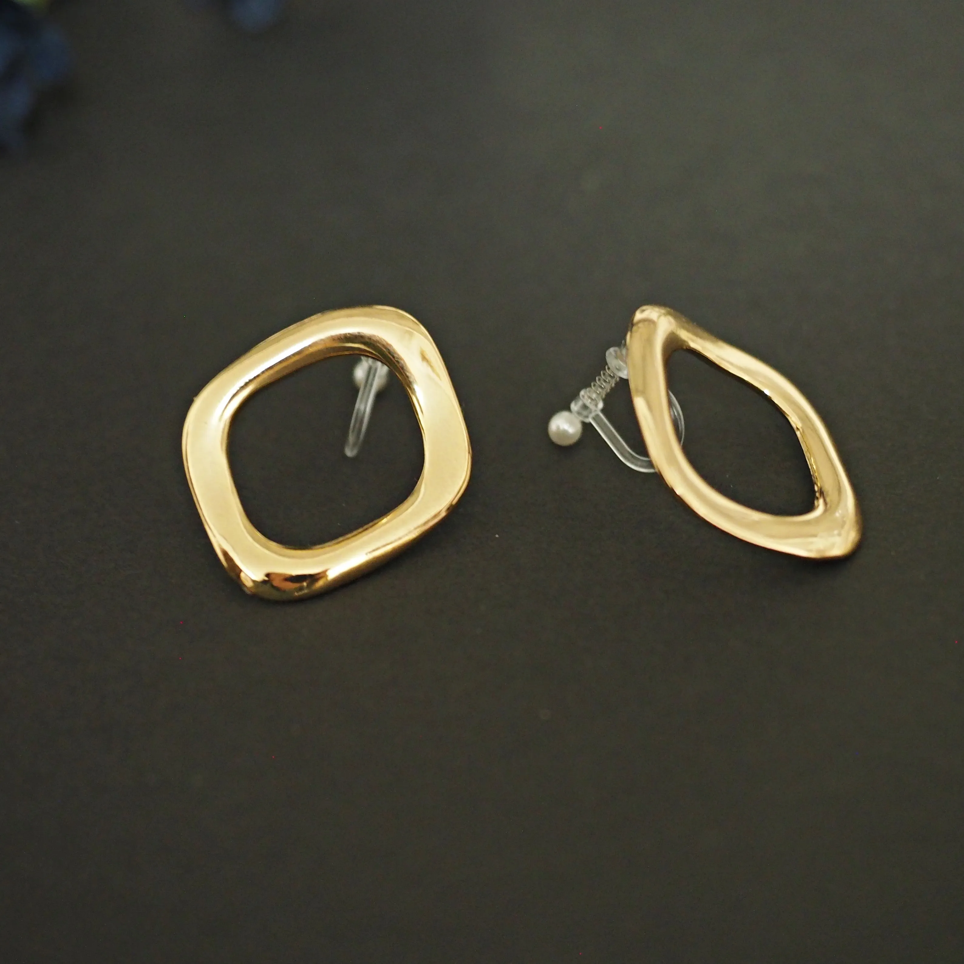 Gold / Silver Organic-Shaped Hoop 30mm Invisible Clip On Earrings